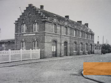Bild:Boortmeerbeek, vor 1945, Bahnhofsgebäude, Commemoration Transport XX