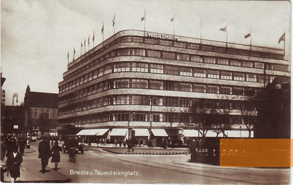 Bild:Breslau, 1938, Das 1930 eröffnete Kaufhaus Wertheim, das in den Augen der Nationalsozialisten als jüdisch galt, gemeinfrei 