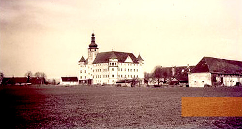 Bild:Alkoven, um 1940, Schloss Hartheim mit Busgaragen, Wolfgang Schuhmann