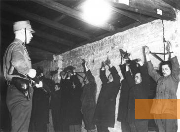 Bild:Berlin, 6. März 1933, Verhaftung von Kommunisten durch SA am Tag nach den Reichstagswahlen, Bundesarchiv, Bild 102-02920A, k.A.