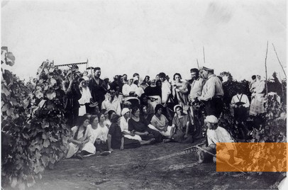 Bild:Dobre, o.D., um 1920, Landarbeiter lauschen dem Unterrichts eines Agrarwissenschaftlers, YIVO Institute, New York