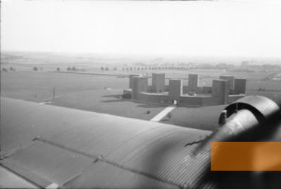 Bild:Bei Hohenstein, 1944, Denkmal für die Schlacht von Tannenberg, Luftaufnahme mit Teilen des Lagers im Hintergrund, Bundesarchiv, Bild 101I-679-8187-26, Sierstorpff
