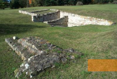 Bild:Lidice, 2000, Ruinen des ehemaligen Dorfes, Památník Lidice