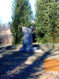 Bild:Rainiai, 2004, Einer der beiden Gedenksteine im Wald von Rainiai, Stiftung Denkmal
