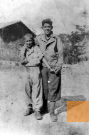 Bild:Bologna, 1945, Die überlebenden Brüder Uri und Daniel Chanoch am Tag ihres Wiedersehens, Yad Vashem