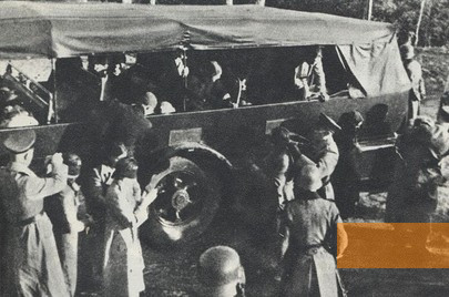 Bild:Palmiry, 1940, Den Opfern werden vor ihrer Hinrichtung die Augen verbunden, gemeinfrei