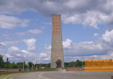 Bild:Oranienburg, 2006, Zentrales Monument der »Nationalen Mahn- und Gedenkstätte« aus den 1960er Jahren, davor eine Skulptur mit dem Titel »Befreiung«, Stiftung Denkmal
