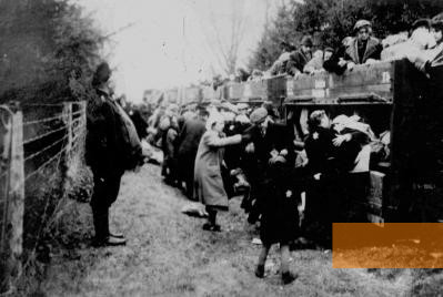 Bild:Koło, etwa 1942, Deportation nach Kulmhof: Juden beim Umsteigen auf dem Bahnhof, Instytut Pamięci Narodowej