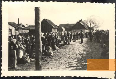Bild:Brest, 1942, Juden vor der Deportation aus dem Ghetto, Yad Vashem