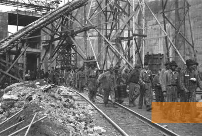 Bild:Bremen-Farge, 1944, Zwangsarbeiter auf der Baustelle des U-Boot-Bunkers, Bundesarchiv, Bild 185-23-21, k.A.
