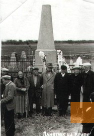 Bild:Dobre,1960, Einweihung des Denkmals für die ermordeten Juden, Larissa Perman-Traspowa