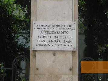 Bild:Budapest, 2010, Eine Gedenktafel an der Außenmauer erinnert an die Befreiung des Budapester Ghettos durch die sowjetische Armee, Stiftung Denkmal