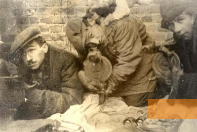 Bild:Warschau, 1944, Polnische Kämpfer während des Warschauer Aufstandes, Yad Vashem