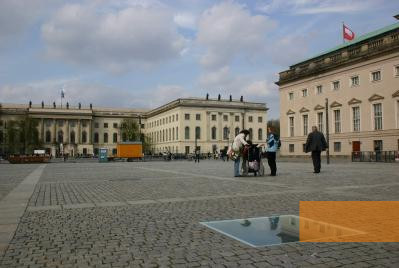 Bild:Berlin, 2008, Denkmal mit dem Hauptgebäude der Humboldt-Universität im Hintergrund, Stiftung Denkmal, Anne Bobzin