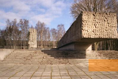 Bild:Stutthof, 2005,  Denkmal von 1968 auf dem ehemaligen Lagergelände, Stiftung Denkmal, Ronnie Golz