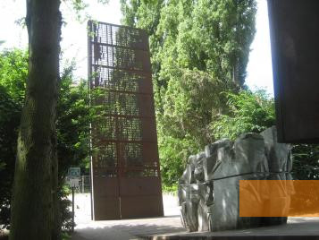 Bild:Berlin, 2010, Metallwand mit den Daten der Deportationen aus Berlin, Stiftung Denkmal