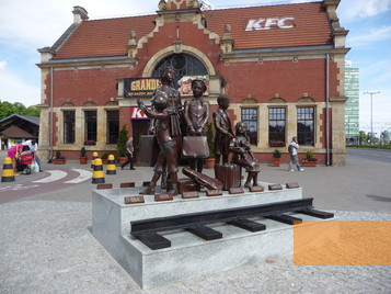 Bild:Danzig, 2009, Denkmal vor dem Hauptbahnhof, Dora Schirmer