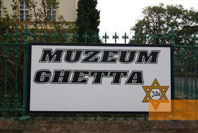 Bild:Theresienstadt, 2009, Schild vor dem Ghettomuseum, Stiftung Denkmal, Anja Sauter