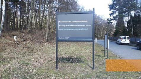 Bild:Stutthof, 2019, Schild am Eingang zum ehemaligen Lagergelände, Stiftung Denkmal