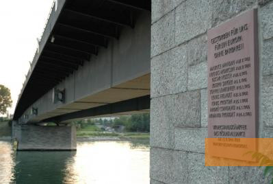 Bild:Kehl, 2006, Gedenktafel an der deutschen Seite der Europabrücke, Kehler Zeitung, Hans-Jürgen Walter