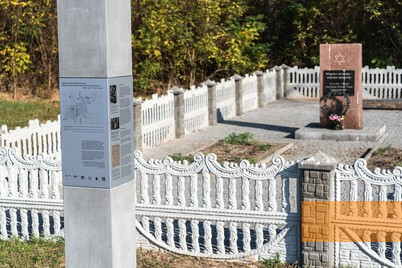 Bild:Hromada bei Ljubar, 2019, Ansicht des Denkmalensembles bei der Sandgrube, Stiftung Denkmal, Anna Voitenko