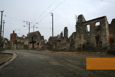 Bild:Oradour-sur-Glane, 2009, Straße im zerstörten Dorf, Alain Devisme