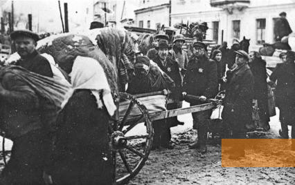Bild:Grodno, 2. November 1941, Die Umsiedlung in das Ghetto im Zentrum der Stadt, Żydowski Instytut Historyczny