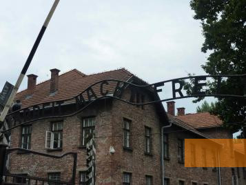Bild:Auschwitz, 2010, Haupttor zum Stammlager mit dem Schriftzug »Arbeit macht frei«, Stiftung Denkmal