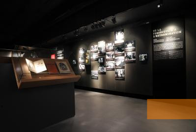 Bild:Caen, o.D., Blick in die Ausstellung: Völkermord, Massengewalt und die Vernichtung der europäischen Juden, Le Mémorial de Caen