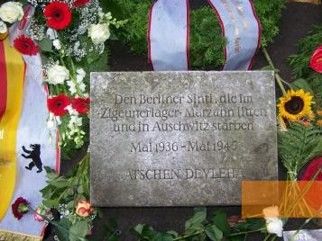 Bild:Berlin-Marzahn, 2009, Gedenktafel aus dem Jahr 1990, Stiftung Denkmal, Joana Stoye