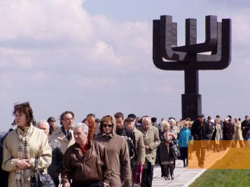 Bild:Charkow, 14. Dezember 2002, Menoraplastik im Gedenkpark am Tag der Einweihung, Tatjana Nikolaevna Krasnowa