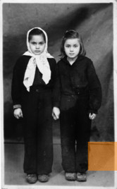 Bild:wahrscheinlich Ghetto Radom, um 1941, Die 1940 aus Ludwigshafen nach Polen deportierten Senta und Sonja Birkenfelder,  Dokumentations- und Kulturzentrum Deutscher Sinti und Roma, Heidelberg