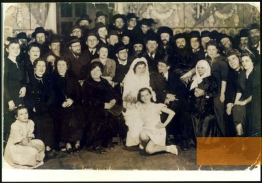 Bild:Botoschan, 1930er Jahre, Eine jüdische Hochzeitsgesellschaft, Yad Vashem