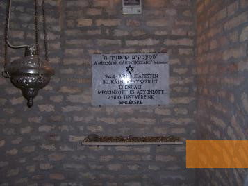 Bild:Budapest, 2005, Gedenktafel im Jüdischen Museum für die Opfer des Budapester Ghettos, Stiftung Denkmal