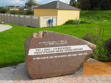 Bild:Tuwolo, 2012, Gedenkstein am Ort mehrerer Massenerschießungen, Avner