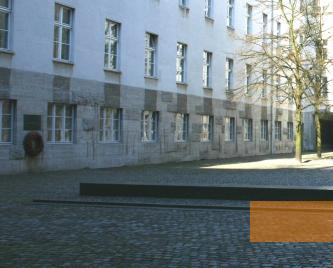 Bild:Berlin, 2008, Erschießungsstelle von Stauffenbergs, Stiftung Denkmal, Anne Bobzin