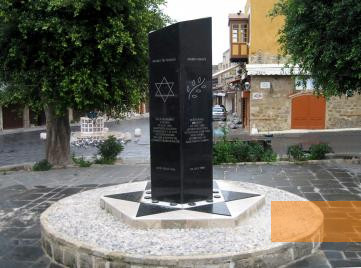 Bild:Rhodos-Stadt, o.D., Das Denkmal zur Erinnerung an die deportierten Juden von Rhodos und Kos, Rhodes Jewish Museum