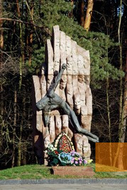 Bild:Schytomyr, 2010, Denkmal am Eingang zum Wald, Sergey Reent