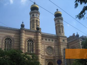 Bild:Budapest, 2010, Fassade der Großen Synagoge, links das Gebäude des Jüdischen Museums, Stiftung Denkmal