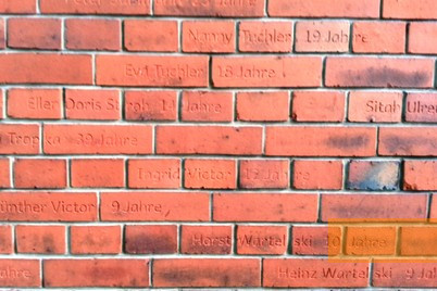Bild:Berlin, 2014, Die Namen der Opfer sind an der Klinkenmauer zu lesen, Stiftung Denkmal