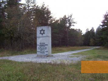 Bild:Klooga, 2004, Rückseite des 1994 eingeweihten Denkmals mit der Inschrift: »Zur Erinnerung an die in Estland ermordeten Juden«, Stiftung Denkmal