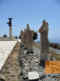 Bild:Amiras, o.D., Die Gedenkstätte für die ermordeten Bewohner der umliegenden Bergdörfer und aus Myrtos, www.kreta-wiki.de, Anette Windgasse
