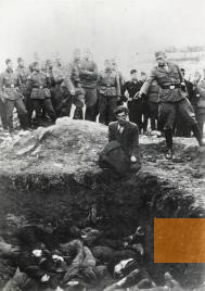 Bild:Vermutlich Winnyzja, um 1942, Erschießung eines ukrainischen Juden, Instytut Pamięci Narodowej