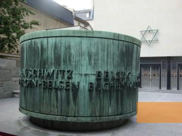 Bild:Paris, 2009, Denkmal im Hof mit den Namen von Konzentrationslagern, Pierre Mondain-Monval