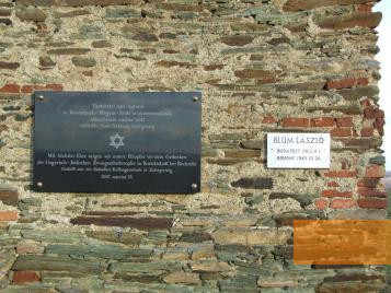 Bild:Rechnitz, 2007, Gedenktafeln für die Opfer am Mahnmal Kreuzstadl, Wolfgang R. Kubizek