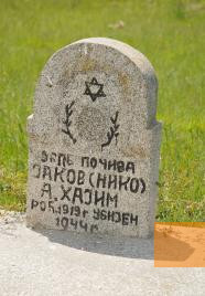 Bild:Priština, 2009, Grabstein auf dem Jüdischen Friedhof für Jakob A. Chaim, »geb. 1919, getötet 1944«, Ivan Safyan Abrams
