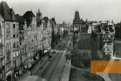 Bild:Prag, o.D., Josefstadt mit der Altneusynagoge und dem Jüdischen Rathaus auf einer Postkarte, Stiftung Denkmal