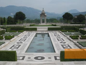 Bild:Montecassino, 2011, »Cassino Memorial« auf dem Commonwealth-Militärfriedhof, Farawayman, Creative Commons CC BY 2.0