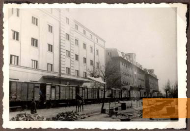 Bild:Skopje, 1943, Deportationszug vor dem Gebäude der Tabakfabrik, Yad Vashem