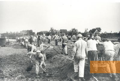 Bild:Neuengamme, um 1941, Häftlinge aus dem KZ Neuengamme beim Bau eines Stichkanals zur  Dove Elbe, Nationaal Instituut voor Oorlogsdocumentatie, Amsterdam